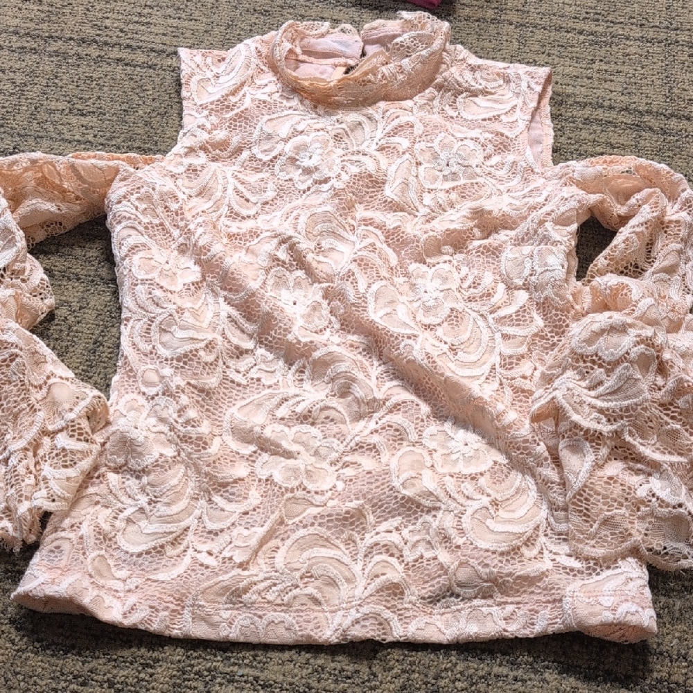 bebe Floral Lace Blouse in Light Pink